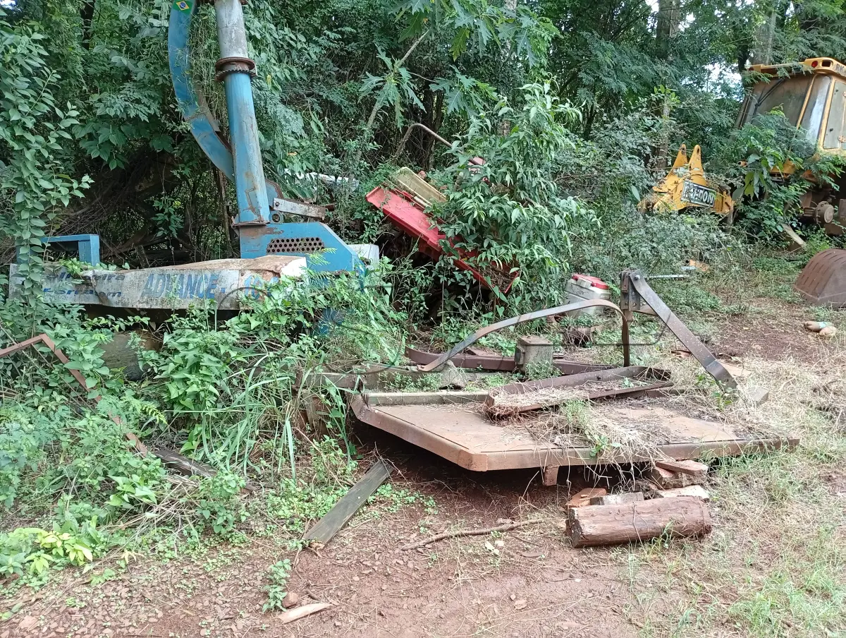 LOTE 015 - FERRO VELHO, COMPOSTO POR DIVERSOS TIPOS DE FERRO E LATAS