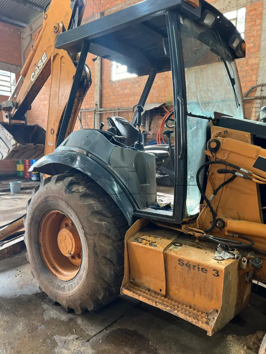 LOTE 005 - Retroescavadeira marca CASE 580, série 3