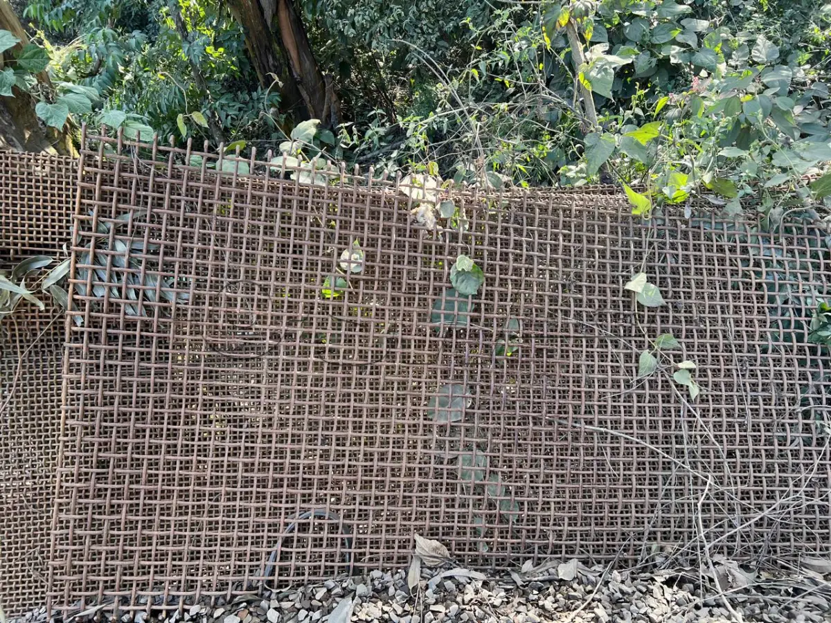 LOTE 018 - sucatas de peneiras e mandíbula para britagem