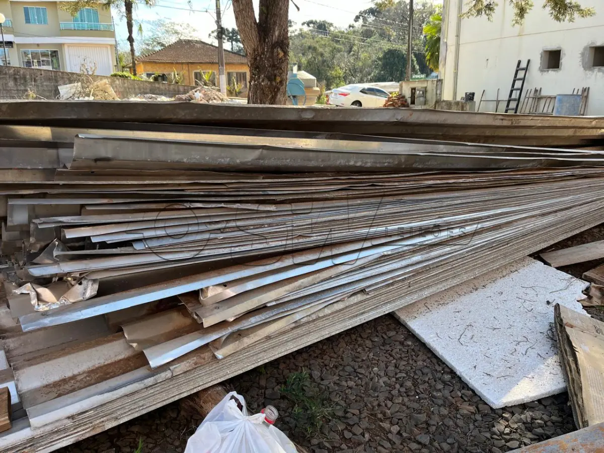 LOTE 004 - Folhas de telha de Aluzinco