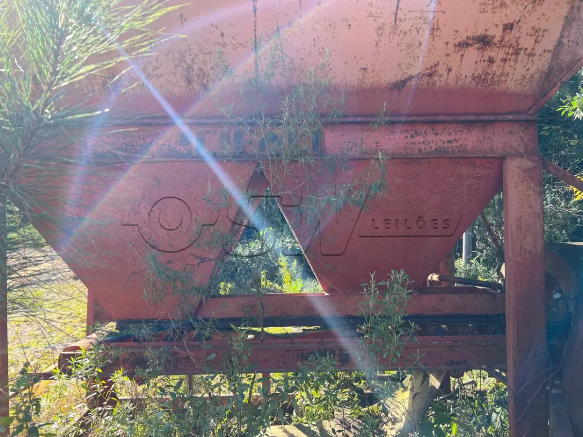 LOTE 007 - usina de asfalto frio, marca cifali, composta de um funil e esteira sem motor, três tanques metálicos para emulsão asfáltica