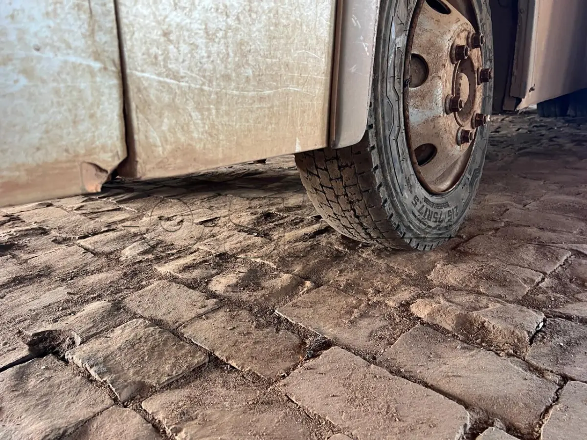 LOTE 015 - Ônibus MARCOPOLO/VOLARE V8 ON, ano/mod. 2005/2006, cor prata