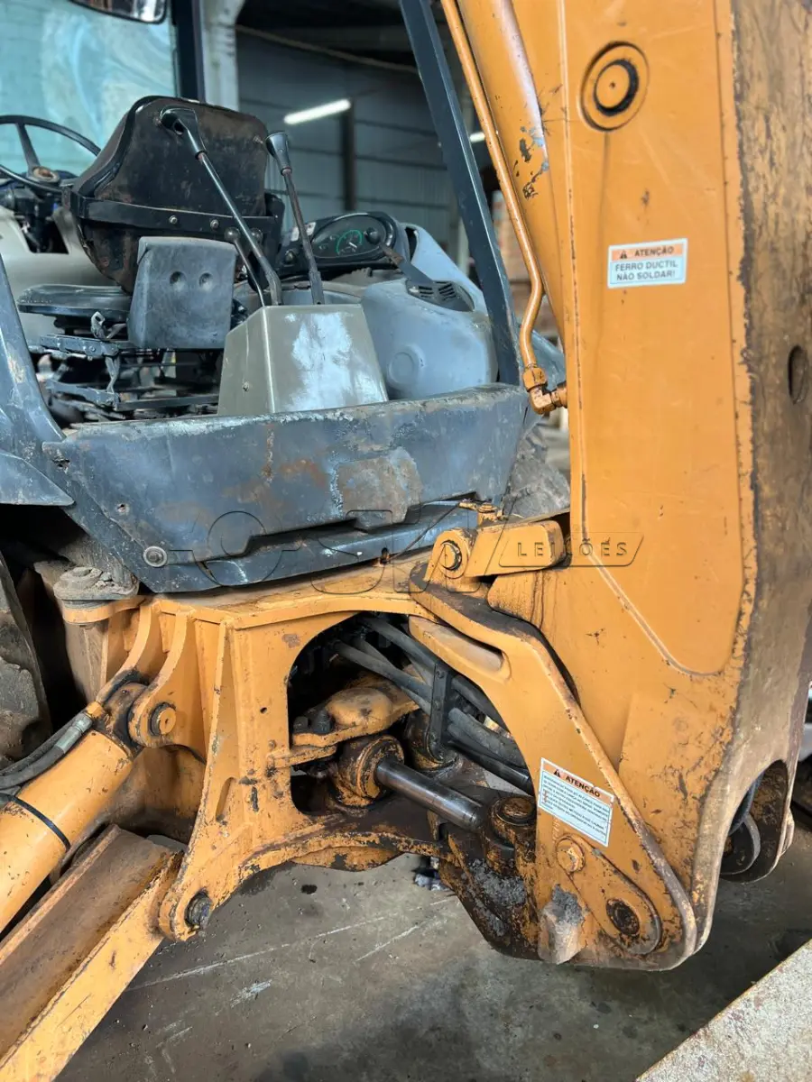 LOTE 005 - Retroescavadeira marca CASE 580, série 3