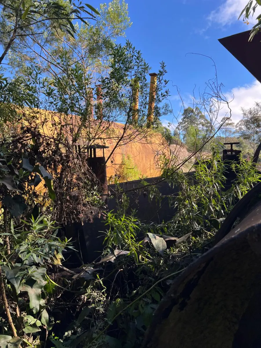 LOTE 007 - usina de asfalto frio, marca cifali, composta de um funil e esteira sem motor, três tanques metálicos para emulsão asfáltica