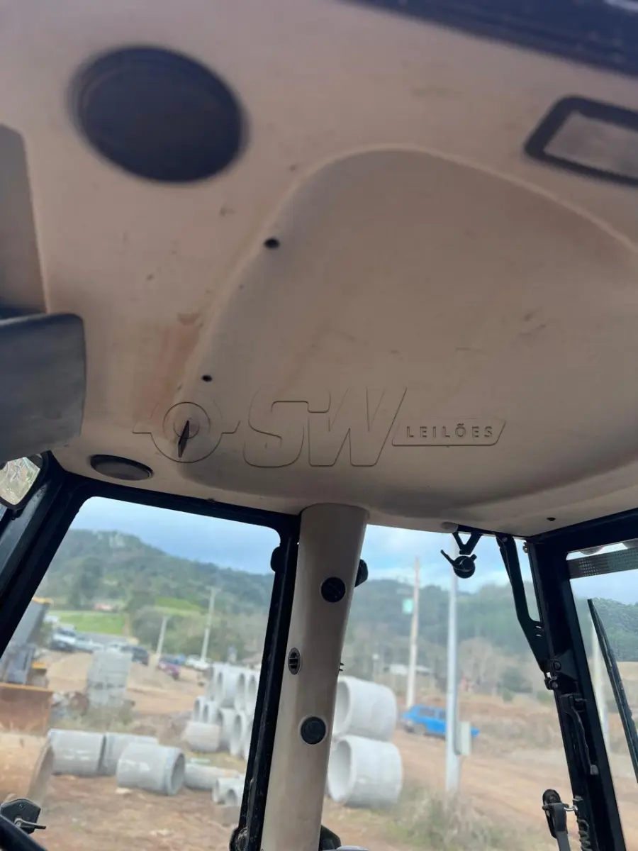 LOTE 004 - Retroescavadeira Articulada, marca JCB, equipada com concha dianteira vazada