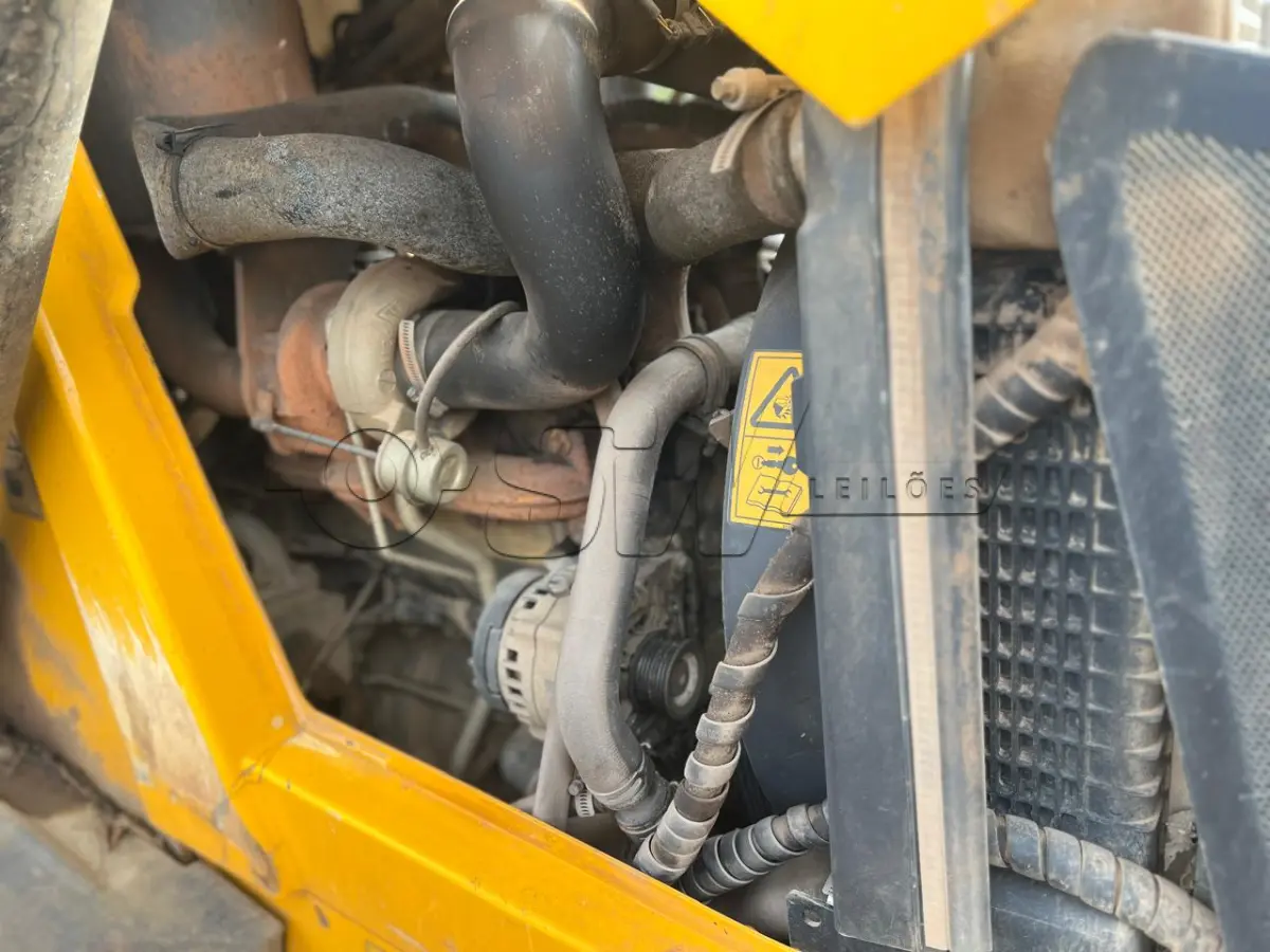 LOTE 004 - Retroescavadeira Articulada, marca JCB, equipada com concha dianteira vazada