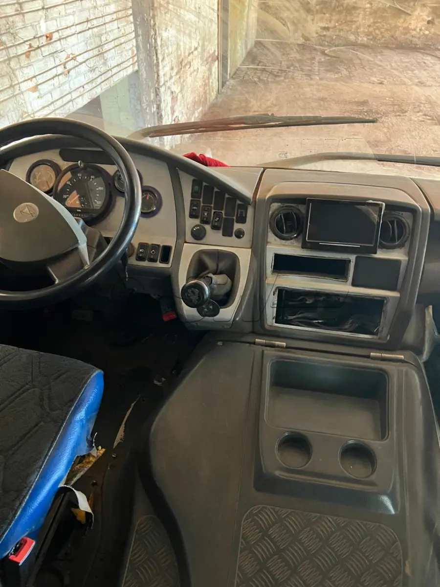 LOTE 015 - Ônibus MARCOPOLO/VOLARE V8 ON, ano/mod. 2005/2006, cor prata