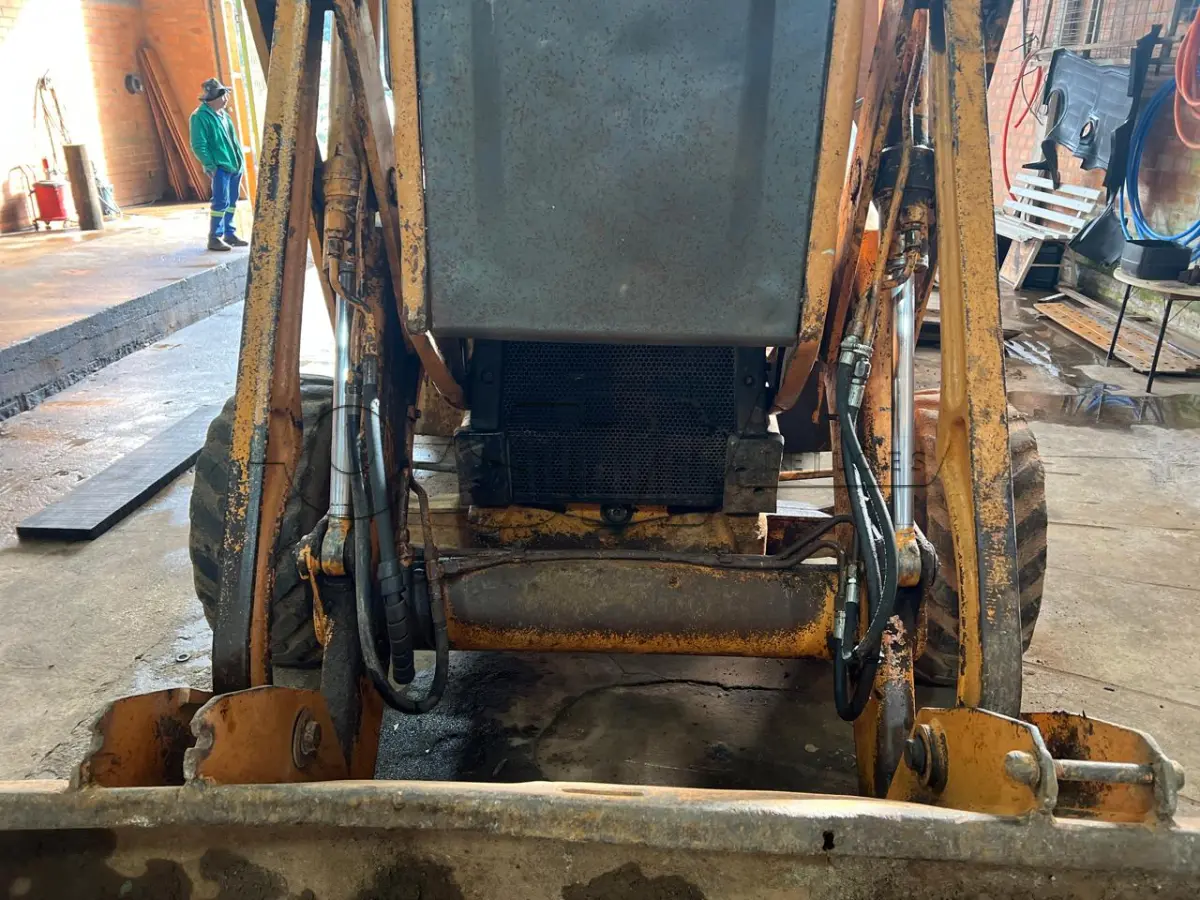 LOTE 005 - Retroescavadeira marca CASE 580, série 3