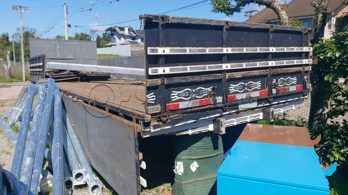 LOTE 003 - Carroceria graneleira de madeira, bom estado, medindo de largura 2,60 (dois metros e sessenta centímetros) Е comprimento 9,30 (nove metros e trinta centímetros). *apenas carroceira qualquer item na foto não faz parte