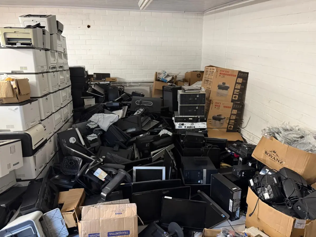 LOTE 002 - Lote de equipamentos de informática, sucata, equipamentos inservíveis e telecomunicações: Contendo CPUs, monitores, impressoras, aparelhos telefônicos, nobreaks, estabilizadores, switches e periféricos diversos.
