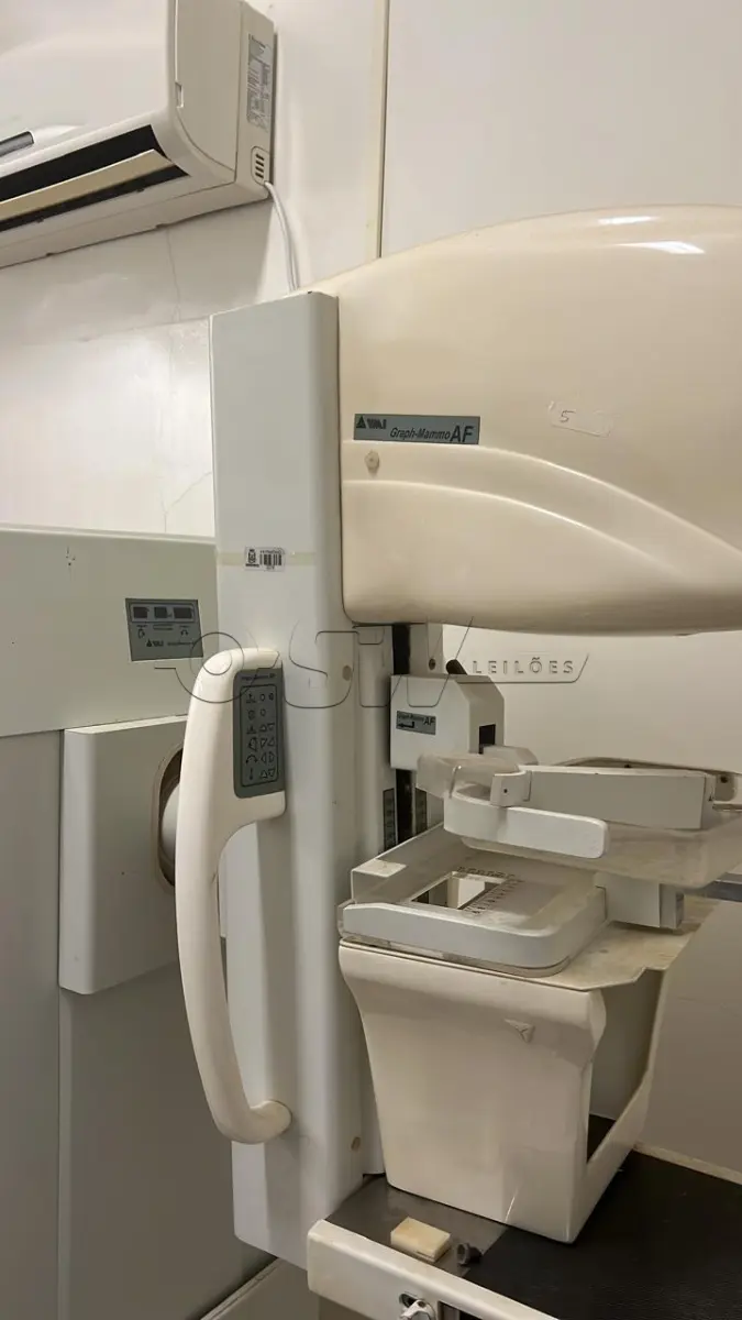 LOTE 006 - Lote de sucatas, com aparelhos diversos hospitalares e odontológicos, aparelhos oftalmológicos, autoclaves, aparelho RX, aparelho de mamografia