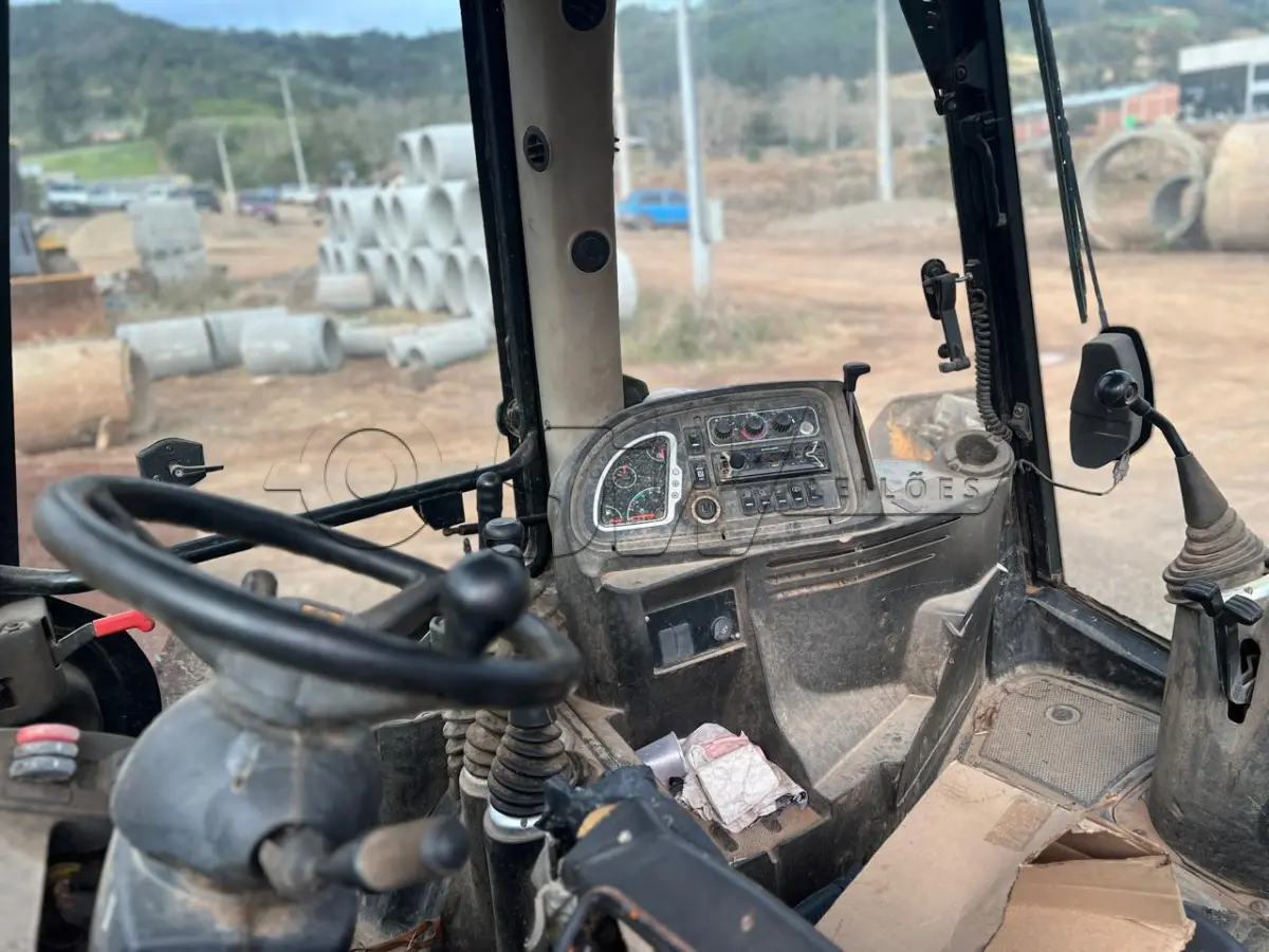 LOTE 004 - Retroescavadeira Articulada, marca JCB, equipada com concha dianteira vazada