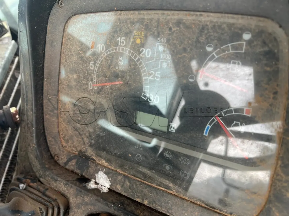 LOTE 009 - Trator FARMALL 80 tracionado, marca Case, gabinado