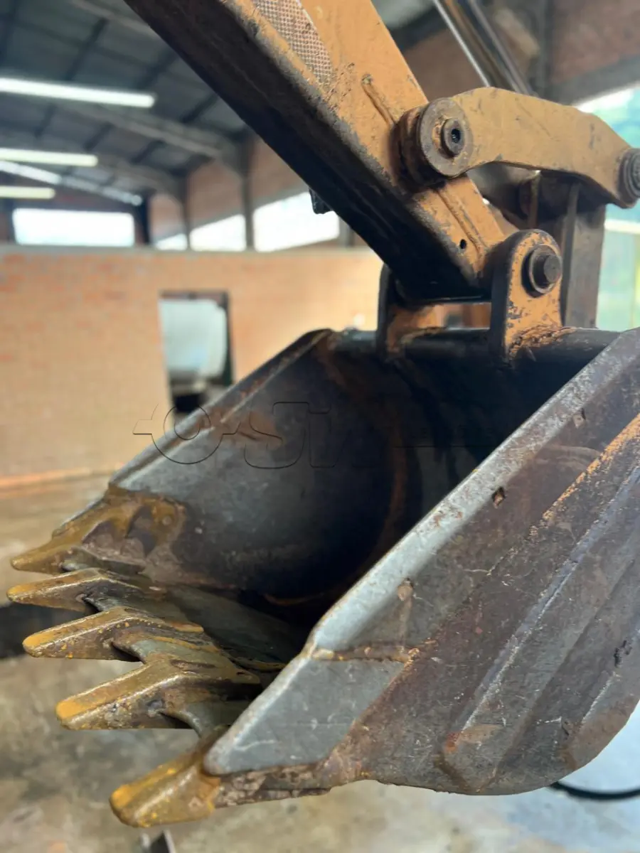 LOTE 005 - Retroescavadeira marca CASE 580, série 3