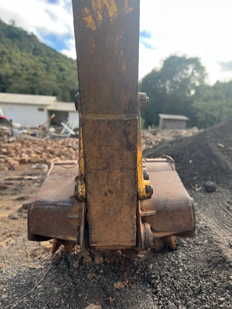 LOTE 010 - Escavadeira Hidráulica, marca Komatsu, modelo PC 160 LC-7B