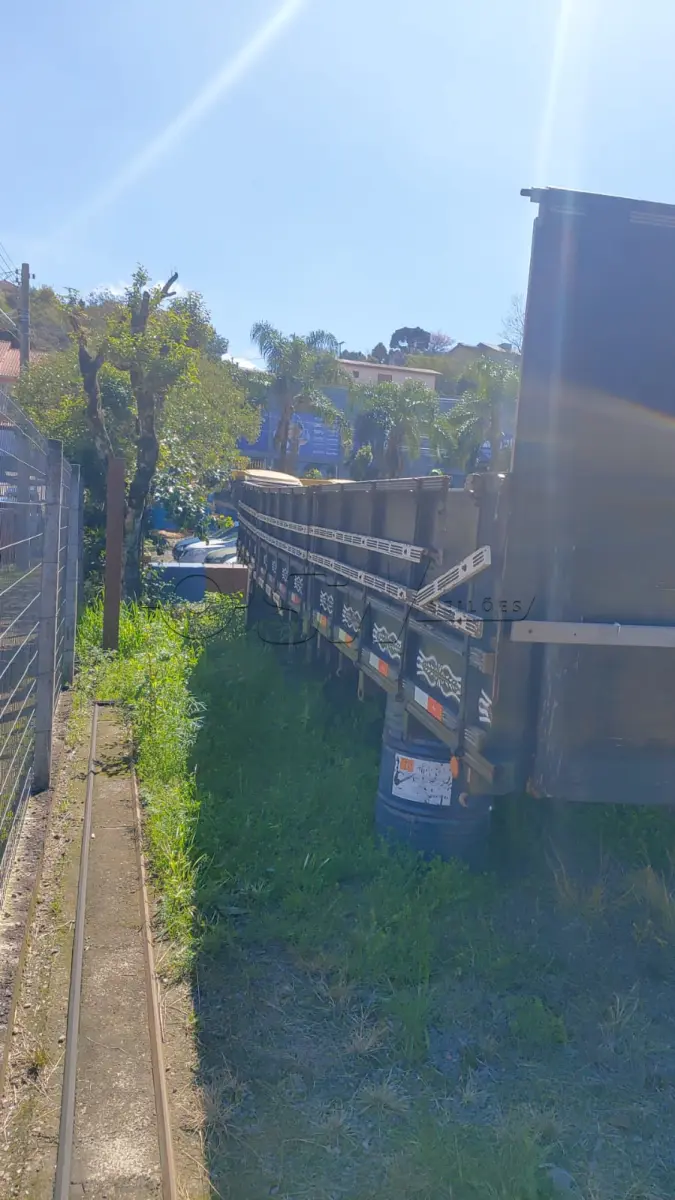 LOTE 003 - Carroceria graneleira de madeira, bom estado, medindo de largura 2,60 (dois metros e sessenta centímetros) Е comprimento 9,30 (nove metros e trinta centímetros). *apenas carroceira qualquer item na foto não faz parte