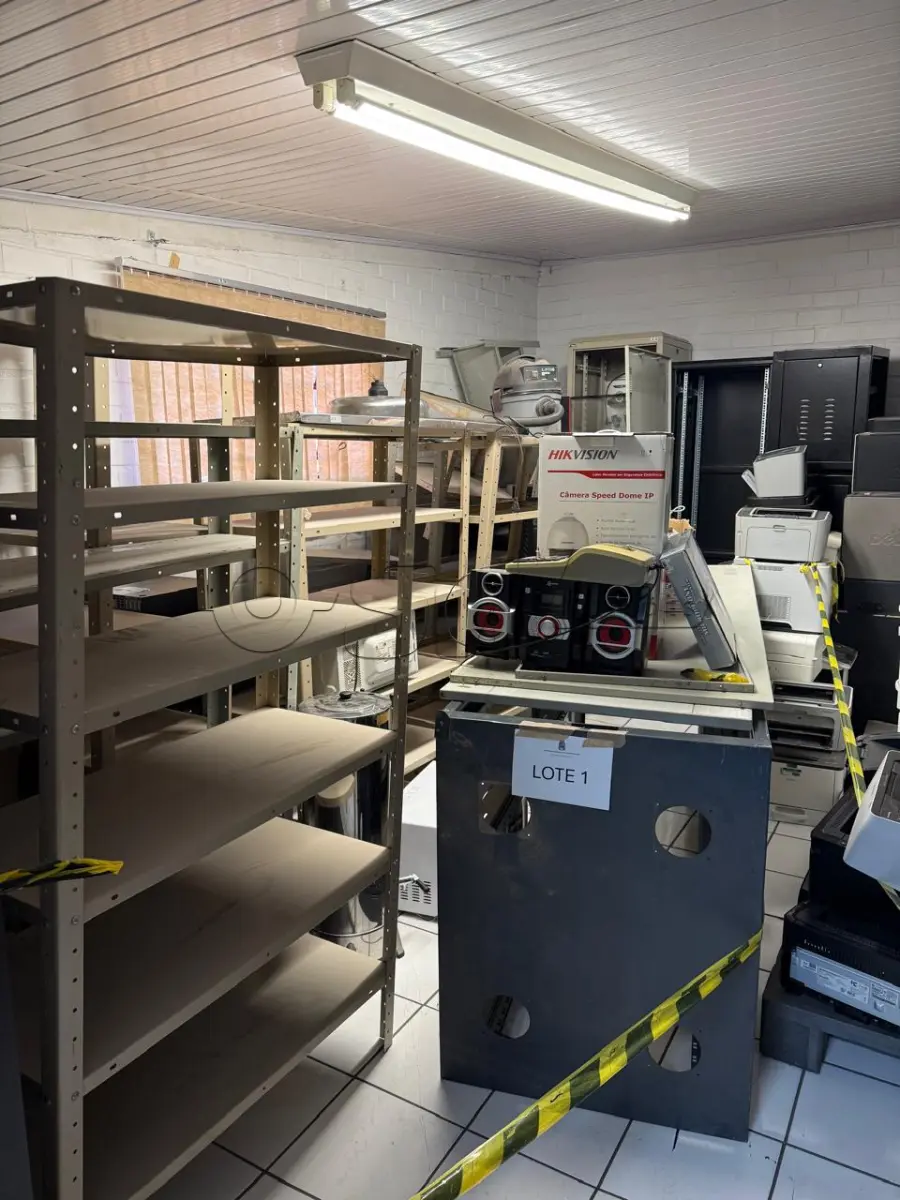 LOTE 001 - Lote de bens diversos: Contendo estantes de aço, racks  para equipamentos eletrodomésticos, câmeras de segurança/monitoramento e periféricos correlatos inservíveis.