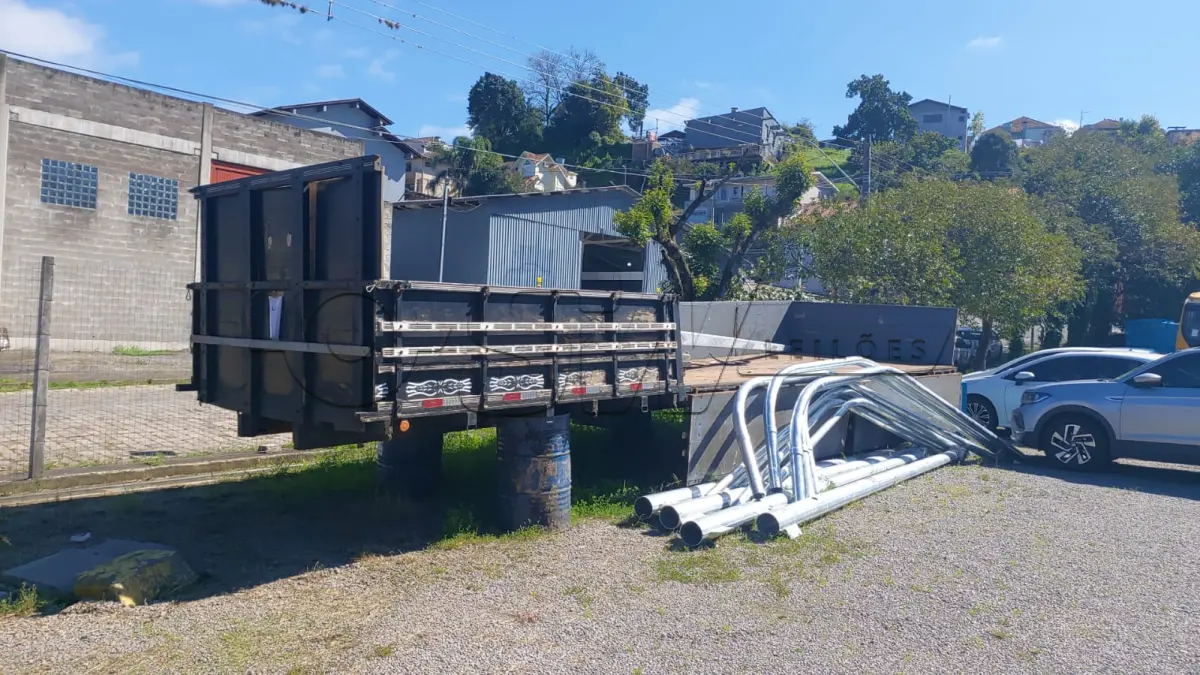 LOTE 003 - Carroceria graneleira de madeira, bom estado, medindo de largura 2,60 (dois metros e sessenta centímetros) Е comprimento 9,30 (nove metros e trinta centímetros). *apenas carroceira qualquer item na foto não faz parte