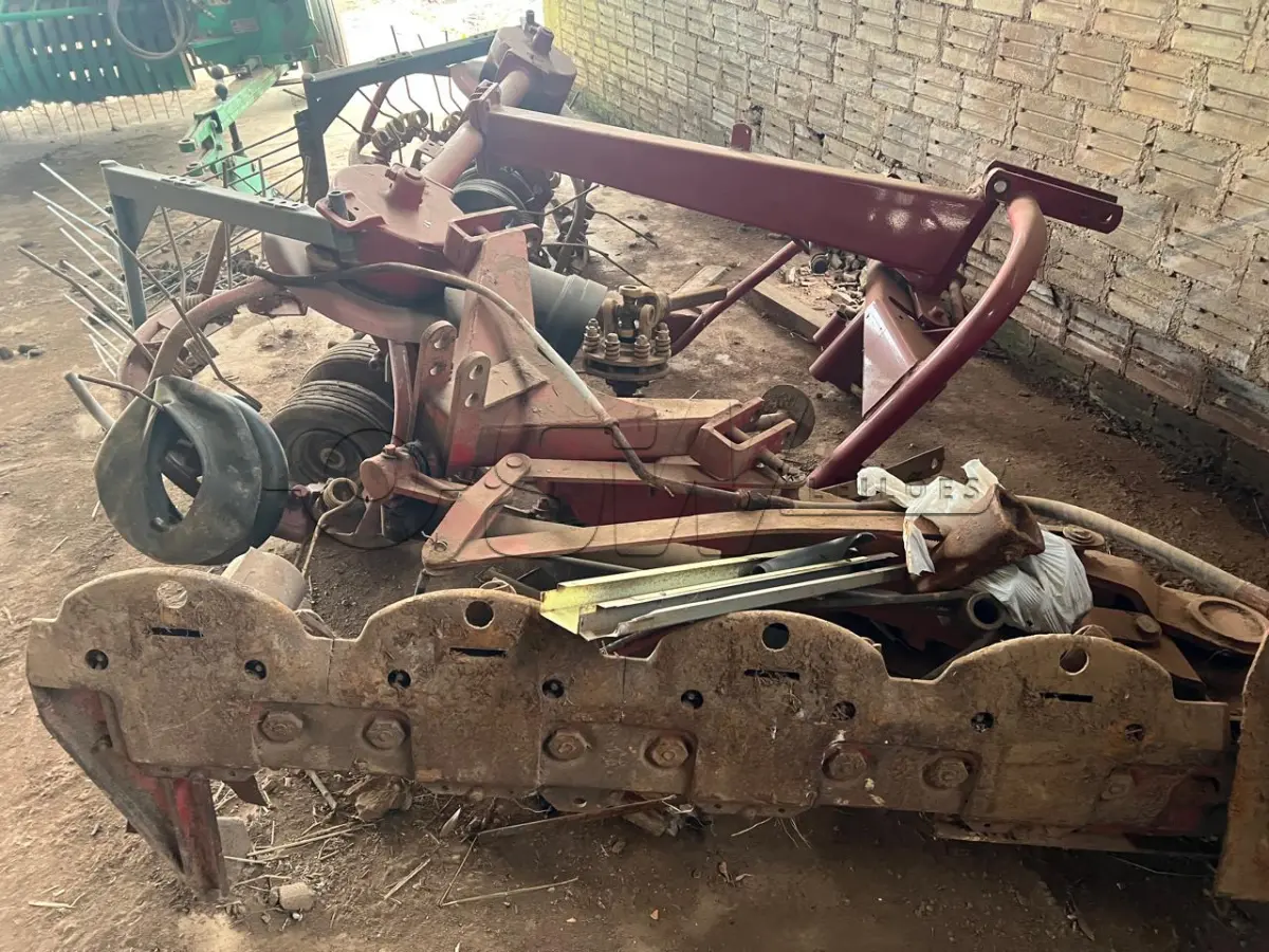 LOTE 008 - equipamentos para fenação composto de uma enfardadeira marca JF Prisma 4000, um ancinho e um ceifador.