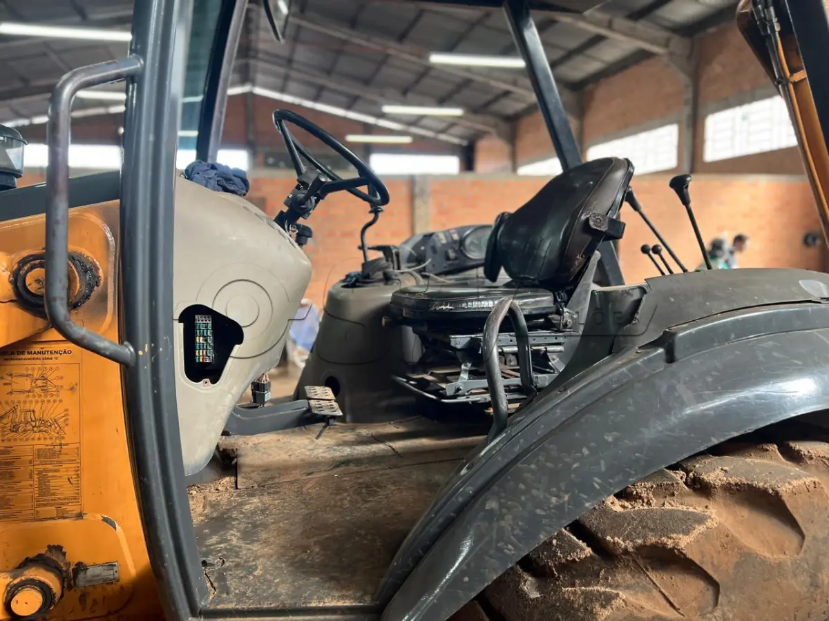 LOTE 005 - Retroescavadeira marca CASE 580, série 3