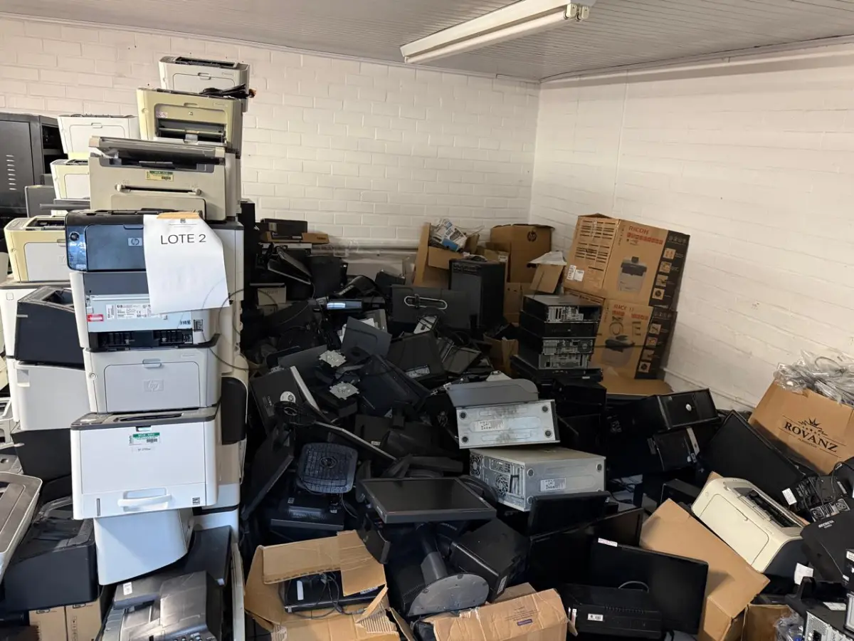 LOTE 002 - Lote de equipamentos de informática, sucata, equipamentos inservíveis e telecomunicações: Contendo CPUs, monitores, impressoras, aparelhos telefônicos, nobreaks, estabilizadores, switches e periféricos diversos.