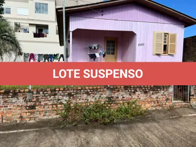 LOTE 001 - Casa de madeira  e lote urbano no município de Guarani das Missões