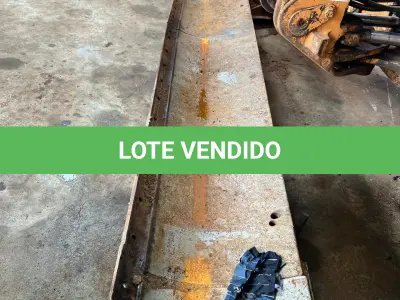 LOTE 014 - Lote composto de três conchas para retroescavadeiras e uma lâmina para moto niveladora.