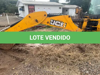 LOTE 004 - Retroescavadeira Articulada, marca JCB, equipada com concha dianteira vazada