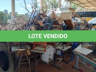 LOTE 024 - MOBILIÁRIO EM GERAL composto por armários, classes escolares, cadeiras, mesas entre outros.