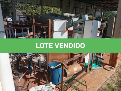 LOTE 024 - MOBILIÁRIO EM GERAL composto por armários, classes escolares, cadeiras, mesas entre outros.