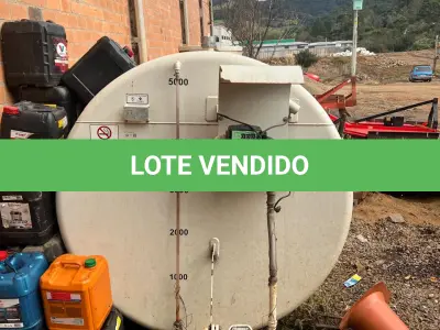 LOTE 022 - Um tanque de combustível com bomba de aferição