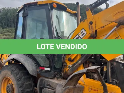 LOTE 004 - Retroescavadeira Articulada, marca JCB, equipada com concha dianteira vazada