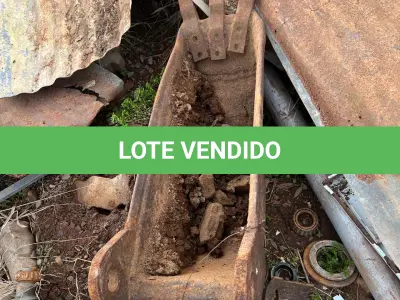 LOTE 014 - Lote composto de três conchas para retroescavadeiras e uma lâmina para moto niveladora.