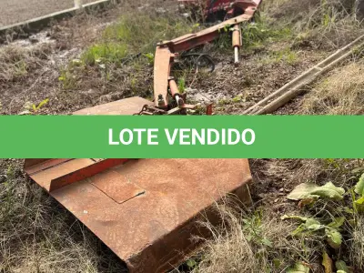 LOTE 013 - Roçadeira articulada faltando peças (sucata)