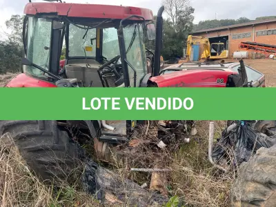 LOTE 009 - Trator FARMALL 80 tracionado, marca Case, gabinado