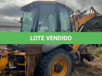LOTE 004 - Retroescavadeira Articulada, marca JCB, equipada com concha dianteira vazada