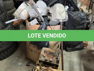 LOTE 021 - sucatas, um carregador de bateria, um compressor odontológico e um cofre metálico