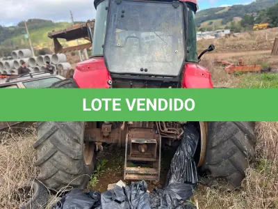 LOTE 009 - Trator FARMALL 80 tracionado, marca Case, gabinado