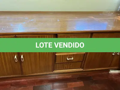 LOTE 023 - Lote de moveis de escritório, composto de arquivos de aço, cadeiras, prateleira e balcão
