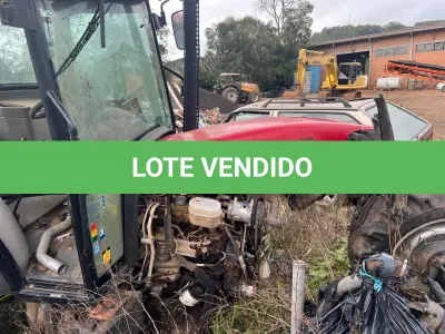 LOTE 009 - Trator FARMALL 80 tracionado, marca Case, gabinado