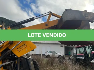 LOTE 004 - Retroescavadeira Articulada, marca JCB, equipada com concha dianteira vazada