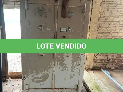 LOTE 021 - sucatas, um carregador de bateria, um compressor odontológico e um cofre metálico