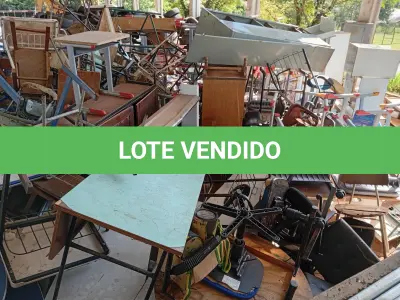 LOTE 024 - MOBILIÁRIO EM GERAL composto por armários, classes escolares, cadeiras, mesas entre outros.