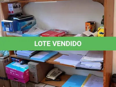 LOTE 023 - Lote de moveis de escritório, composto de arquivos de aço, cadeiras, prateleira e balcão