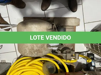 LOTE 021 - sucatas, um carregador de bateria, um compressor odontológico e um cofre metálico