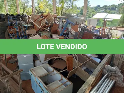 LOTE 024 - MOBILIÁRIO EM GERAL composto por armários, classes escolares, cadeiras, mesas entre outros.