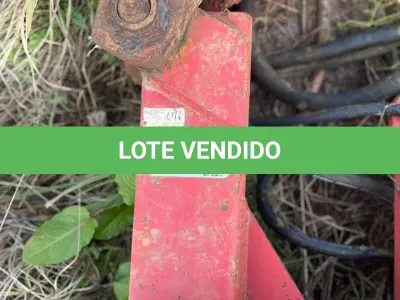LOTE 013 - Roçadeira articulada faltando peças (sucata)