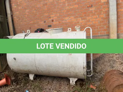 LOTE 022 - Um tanque de combustível com bomba de aferição
