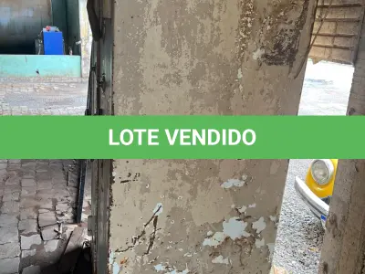 LOTE 021 - sucatas, um carregador de bateria, um compressor odontológico e um cofre metálico