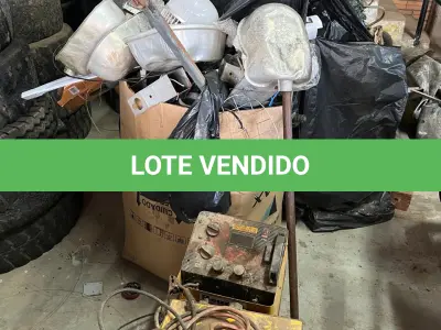 LOTE 021 - sucatas, um carregador de bateria, um compressor odontológico e um cofre metálico